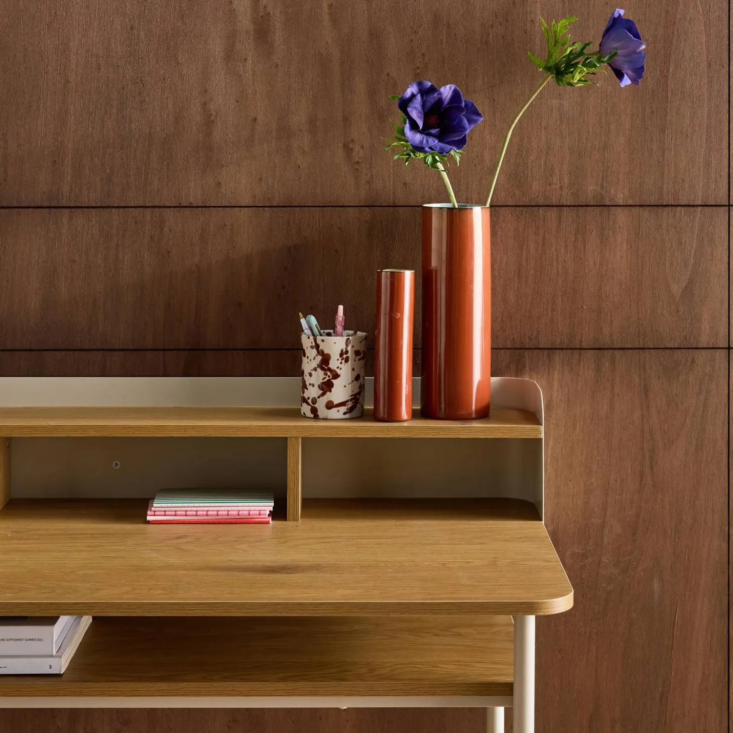 Escritorio de metal y decoración de madera con 3 nichos