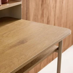 Escritorio de metal y decoración de madera con 3 nichos