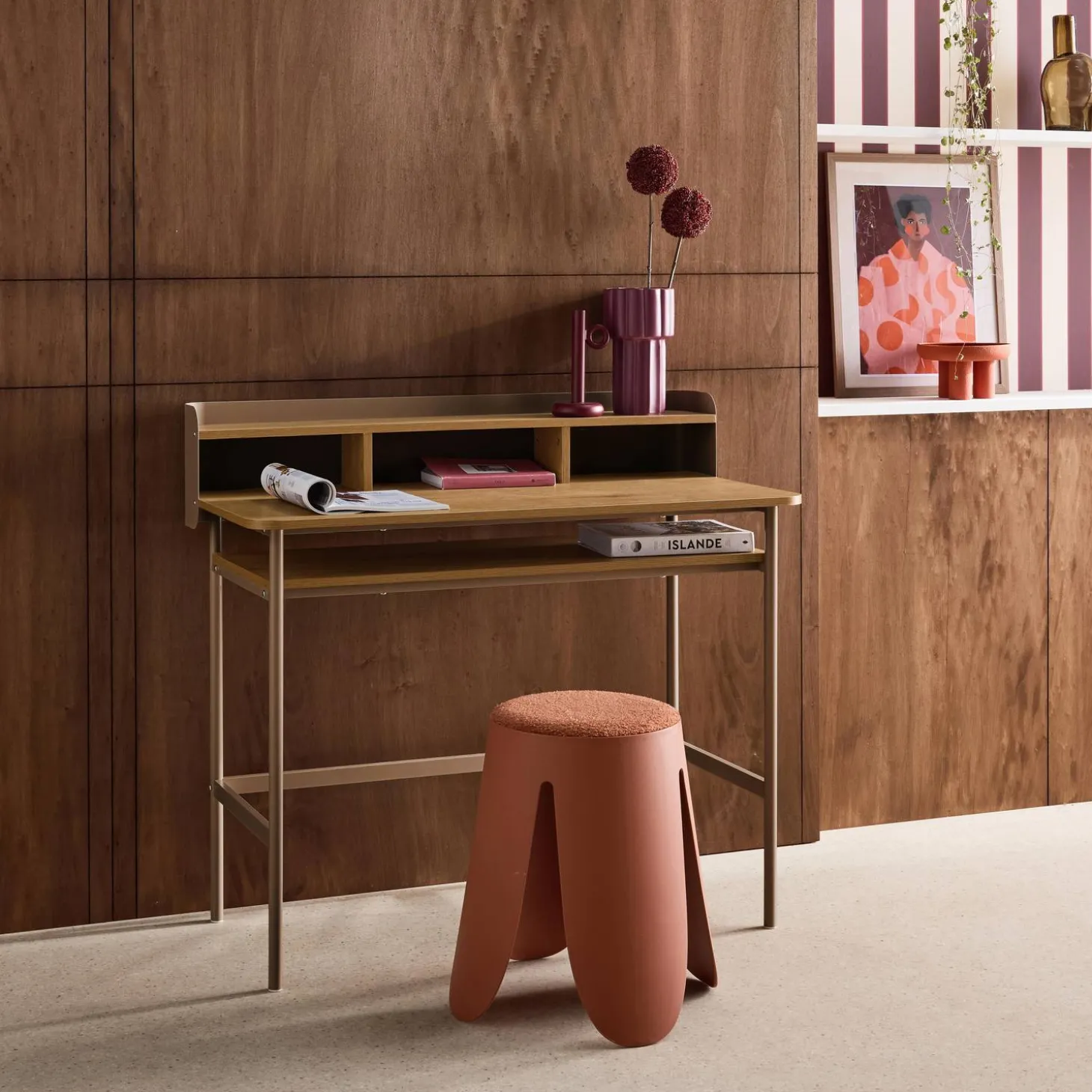 Escritorio de metal y decoración de madera con 3 nichos