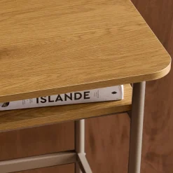 Escritorio de metal y decoración de madera con 3 nichos