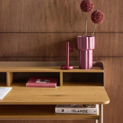 Escritorio de metal y decoración de madera con 3 nichos