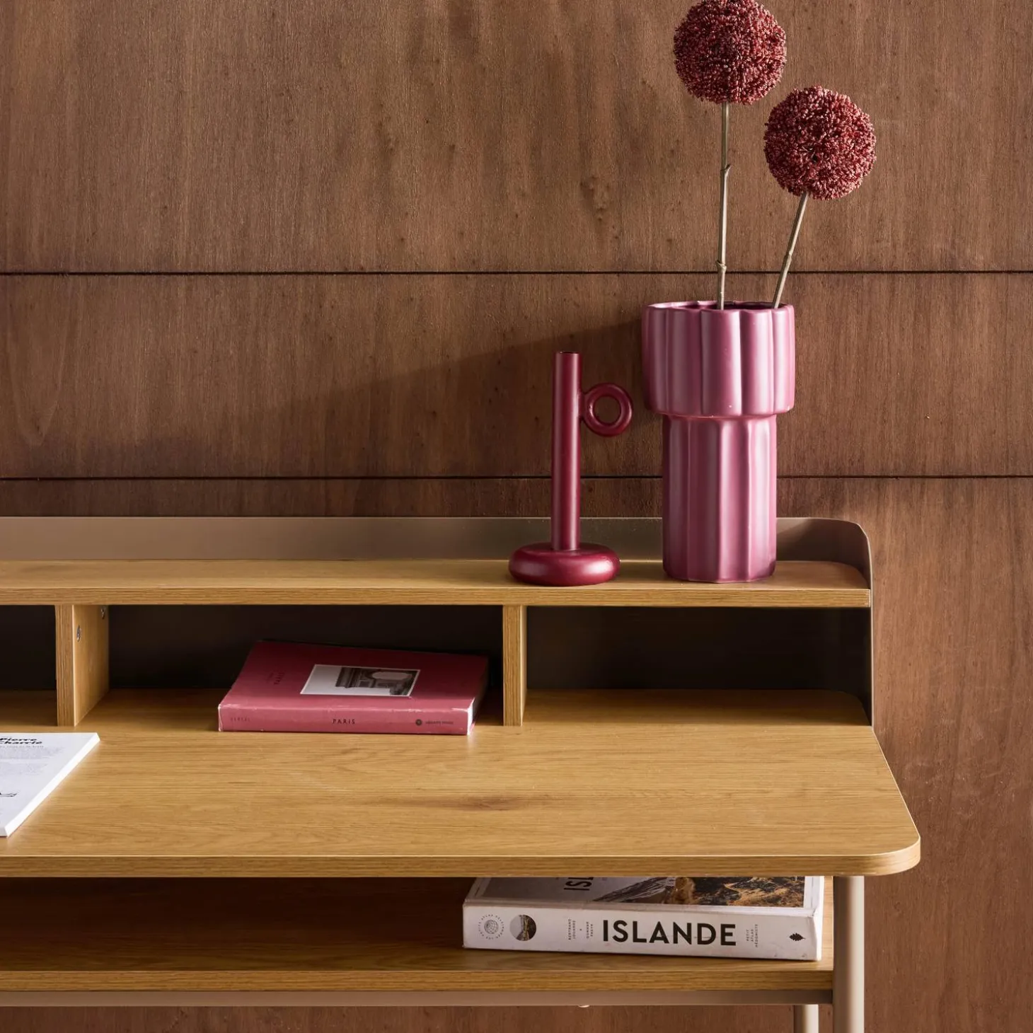 Escritorio de metal y decoración de madera con 3 nichos