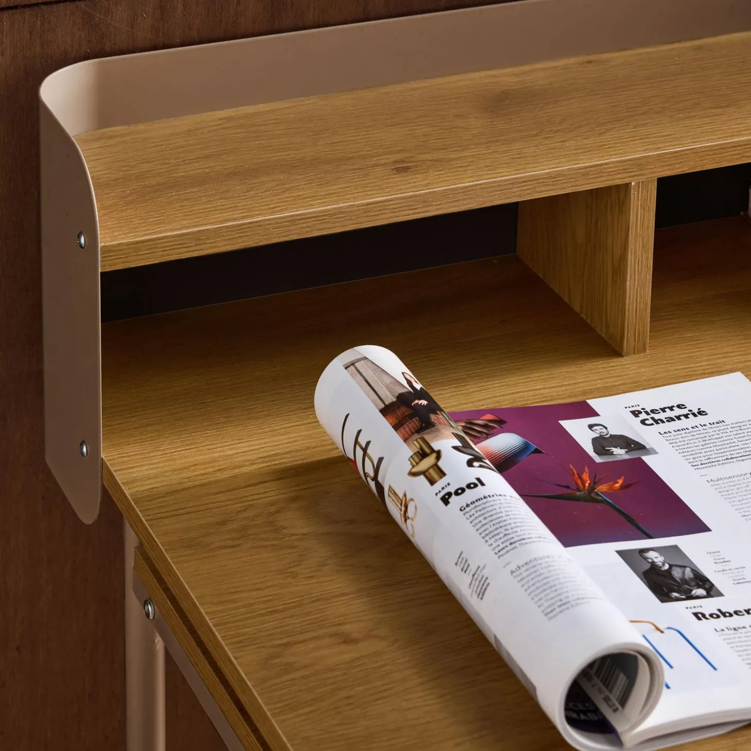 Escritorio de metal y decoración de madera con 3 nichos