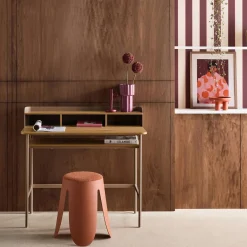 Escritorio de metal y decoración de madera con 3 nichos