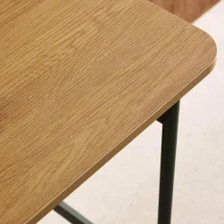 Escritorio de metal y decoración de madera con 3 nichos