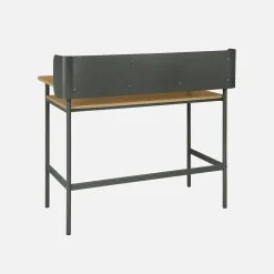 Escritorio de metal y decoración de madera con 3 nichos