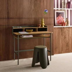 Escritorio de metal y decoración de madera con 3 nichos