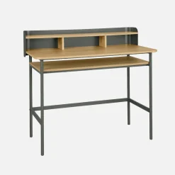 Escritorio de metal y decoración de madera con 3 nichos