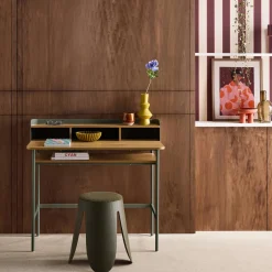 Escritorio de metal y decoración de madera con 3 nichos