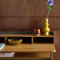 Escritorio de metal y decoración de madera con 3 nichos