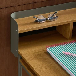 Escritorio de metal y decoración de madera con 3 nichos