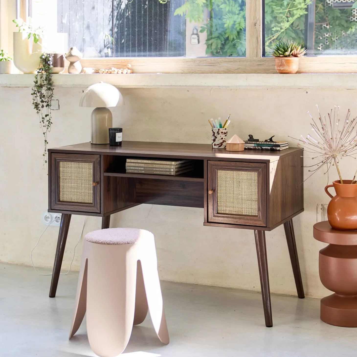 Escritorio decoración madera con 2 puertas