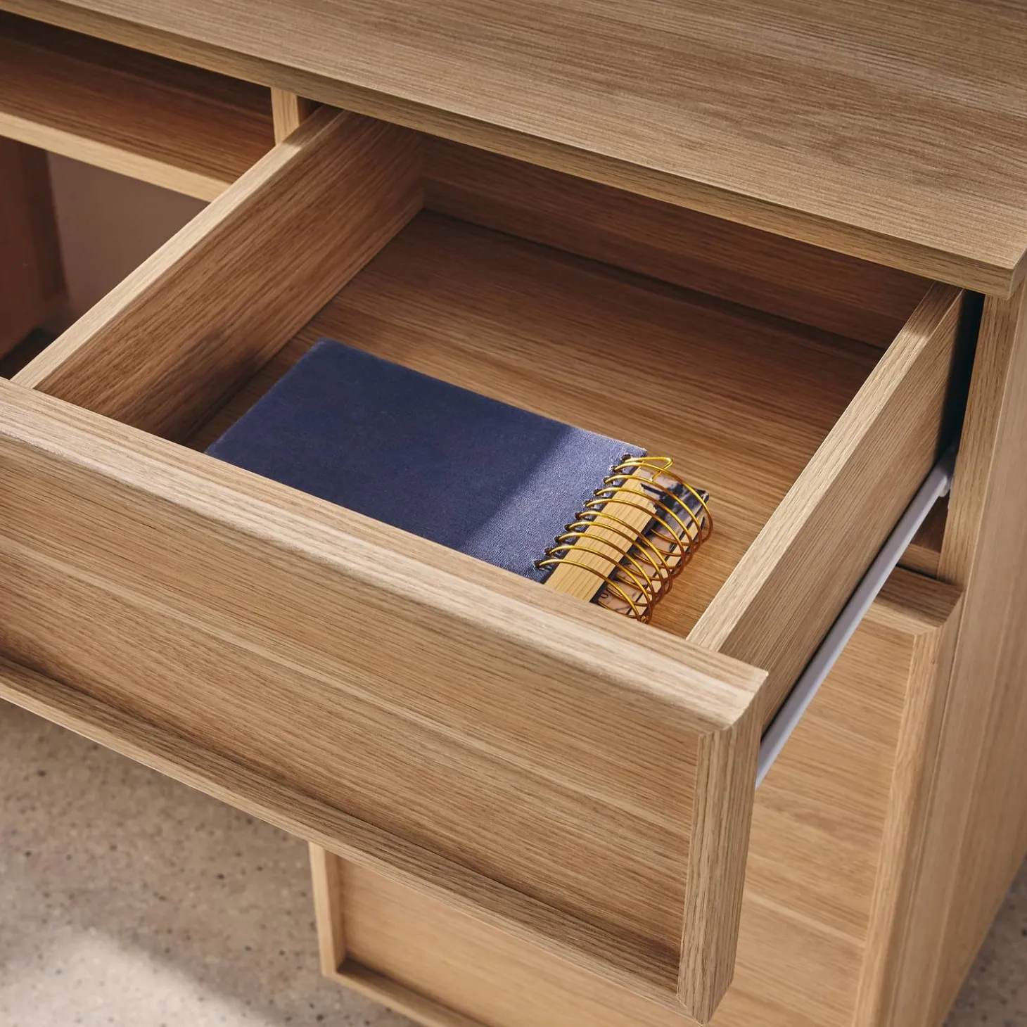 Escritorio efecto madera con 2 puertas y 2 cajones, 140cm