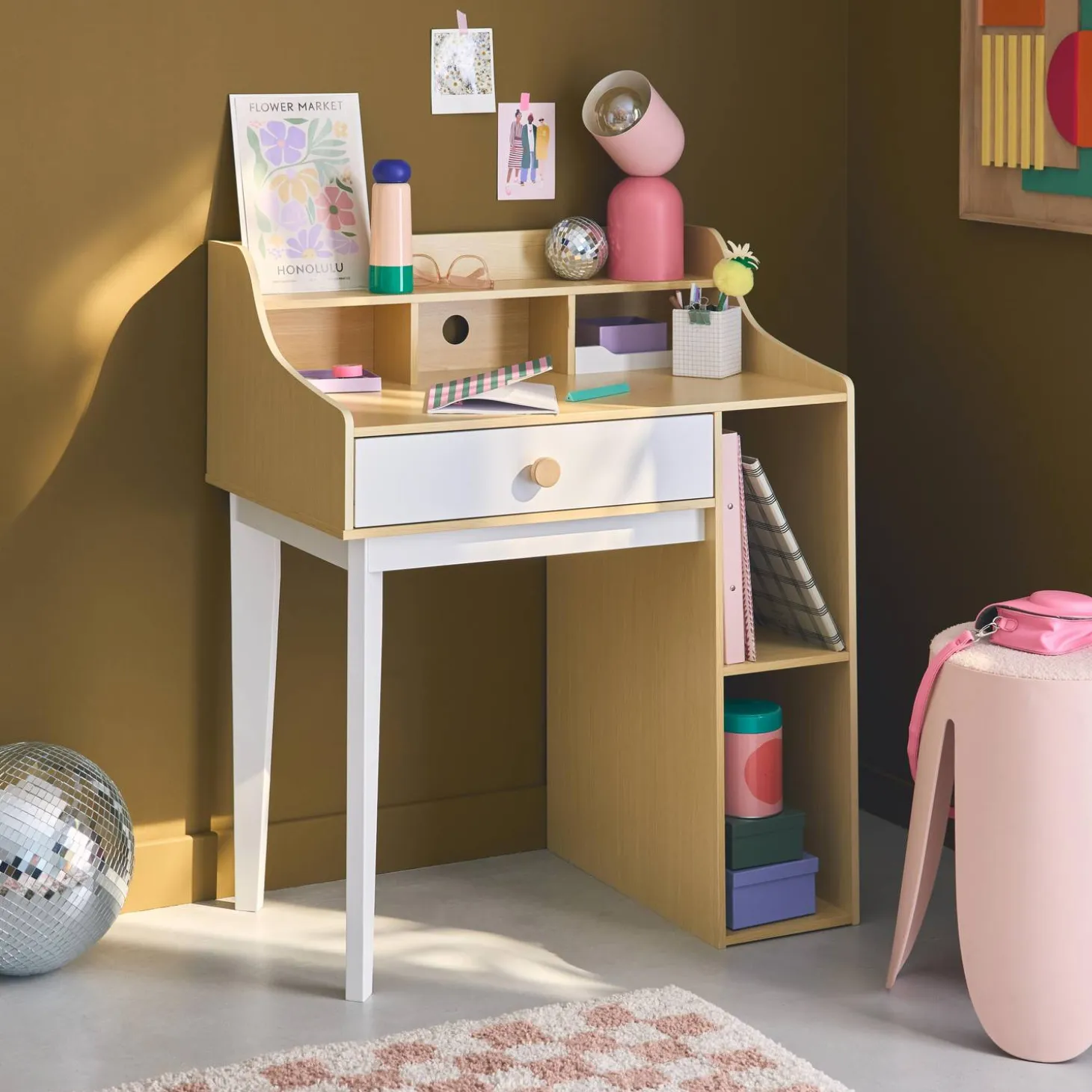 Escritorio infantil con cajón y estantes