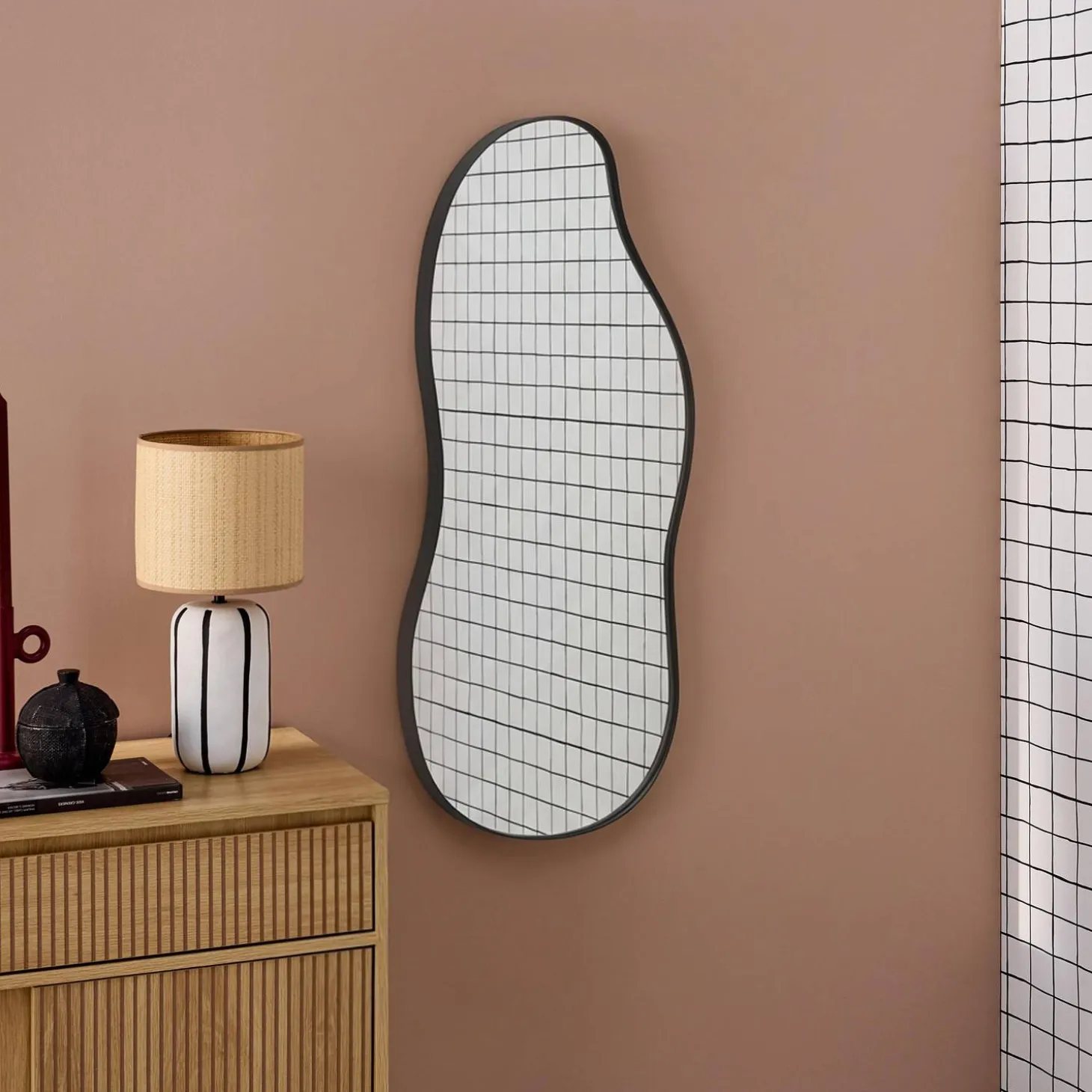 Espejo de metal negro con forma orgánica decorativo de pared