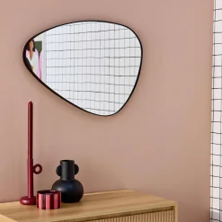 Espejo de metal negro con forma orgánica decorativo de pared