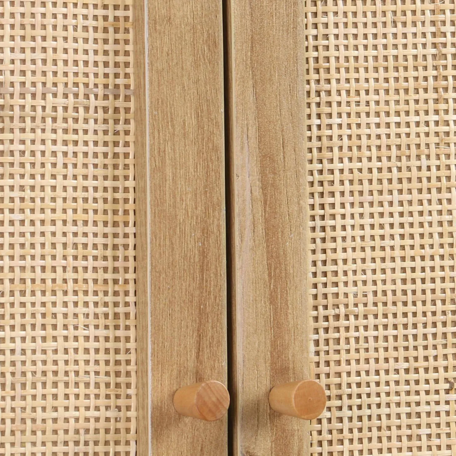 Estante mueble de WC decorada en madera y caña