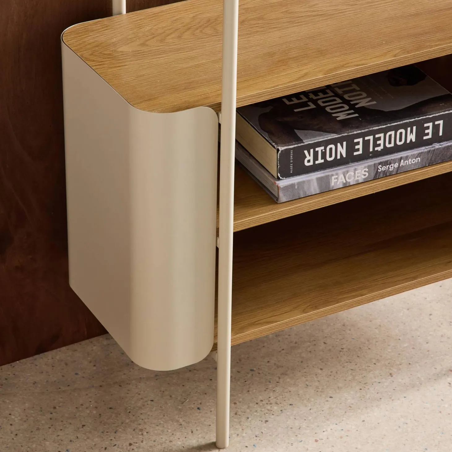Estantería biblioteca de metal curvado y decoración de madera, 6 niveles