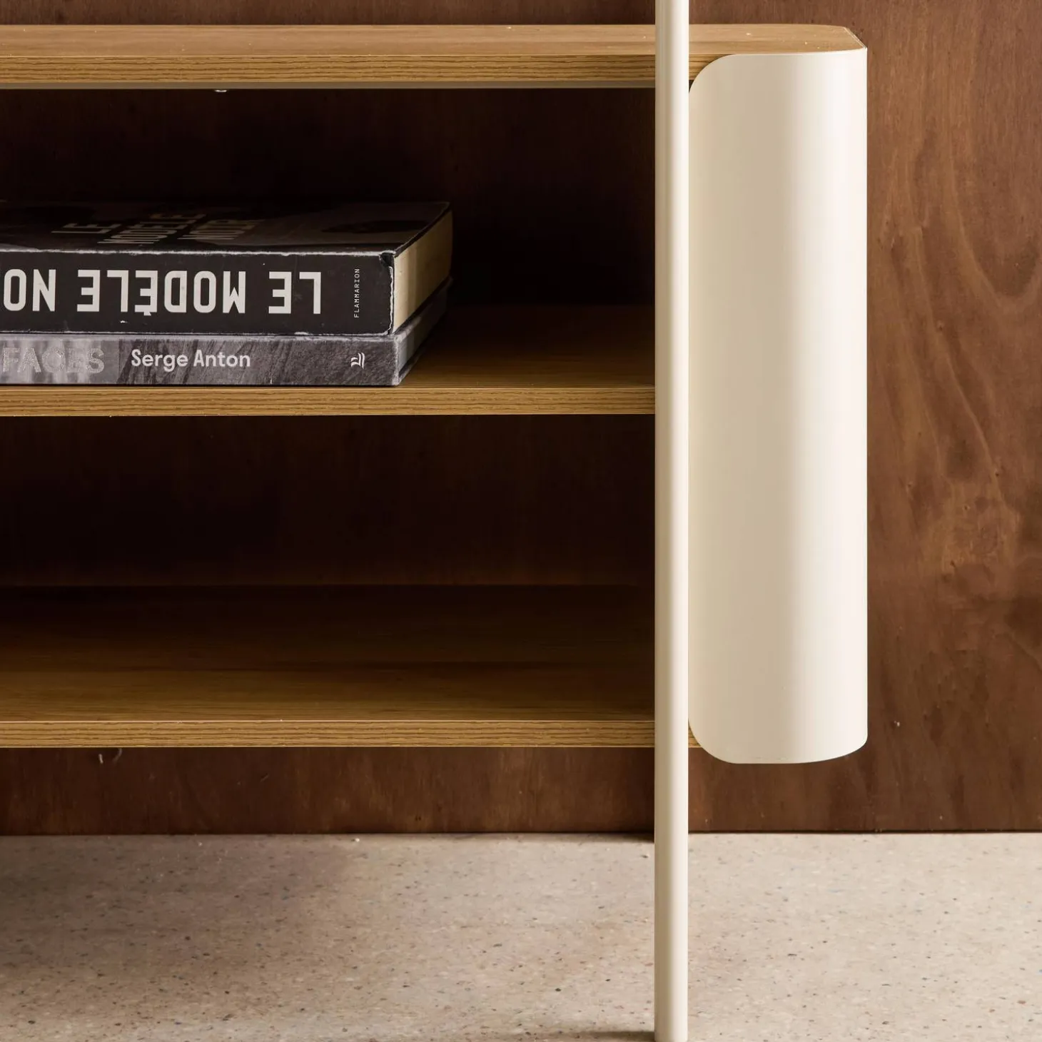 Estantería biblioteca de metal curvado y decoración de madera, 6 niveles
