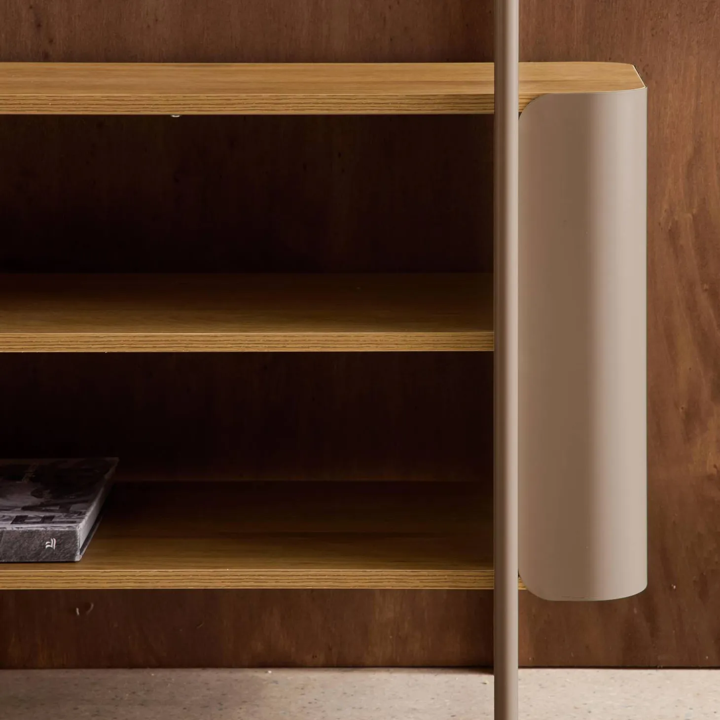 Estantería biblioteca de metal curvado y decoración de madera, 6 niveles