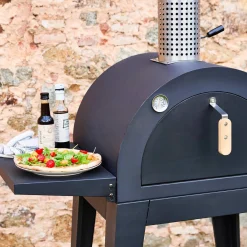 Horno de pizza exterior con mesa