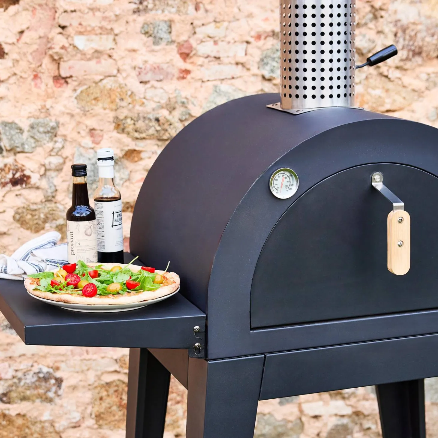 Horno de pizza exterior con mesa