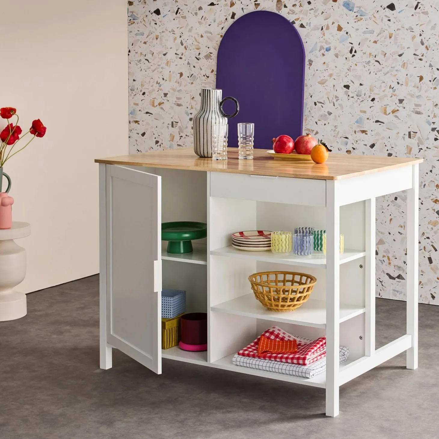 Isla de cocina con 5 estantes, 1 puerta, y 1 cajón