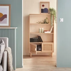 Librería con caña y efecto madera, 3 niveles y 2 puertas