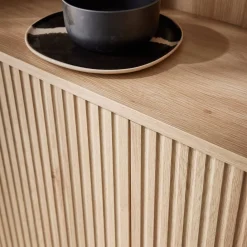 Librería de madera y metal negro con 2 puertas