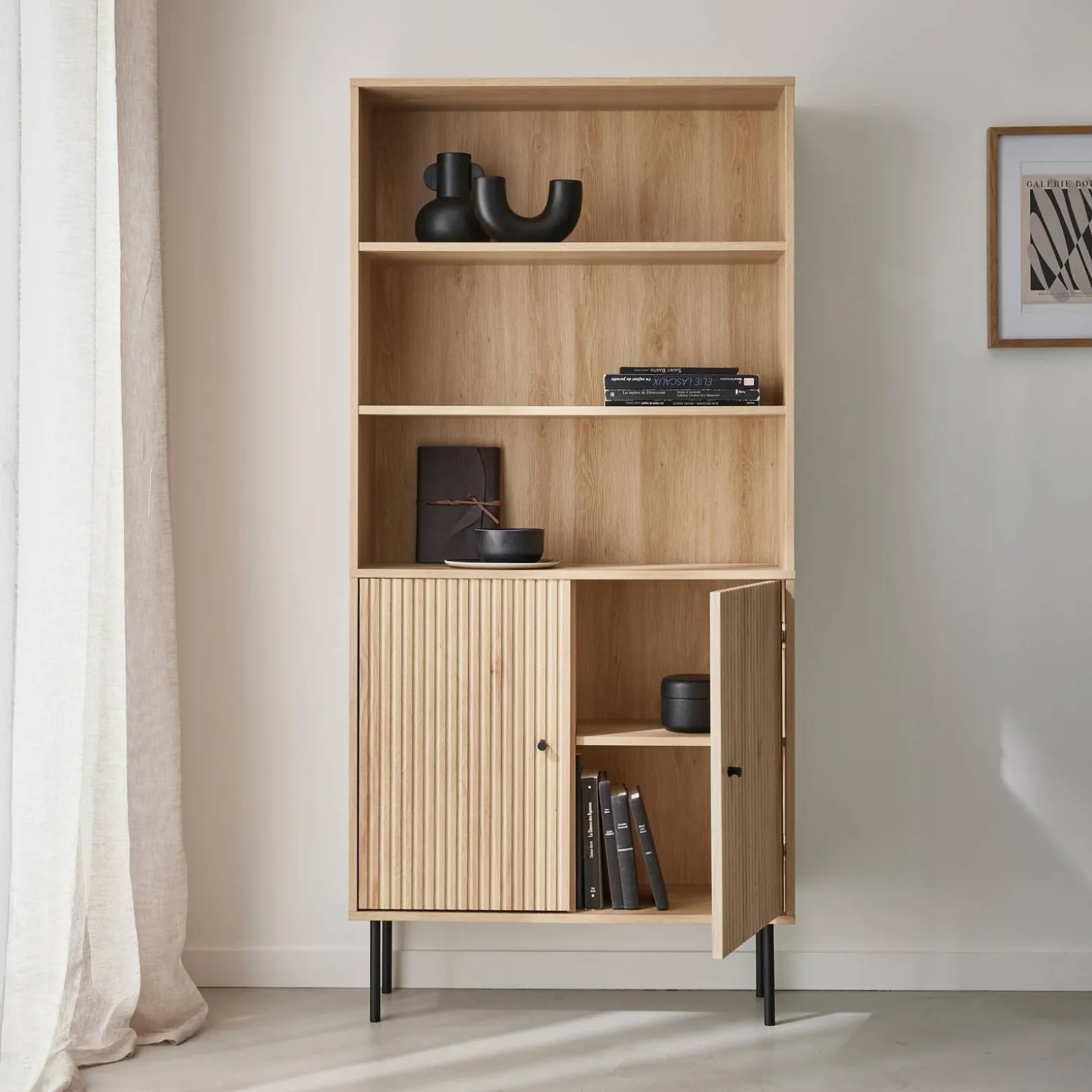 Librería de madera y metal negro con 2 puertas