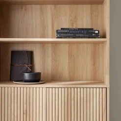 Librería de madera y metal negro con 2 puertas