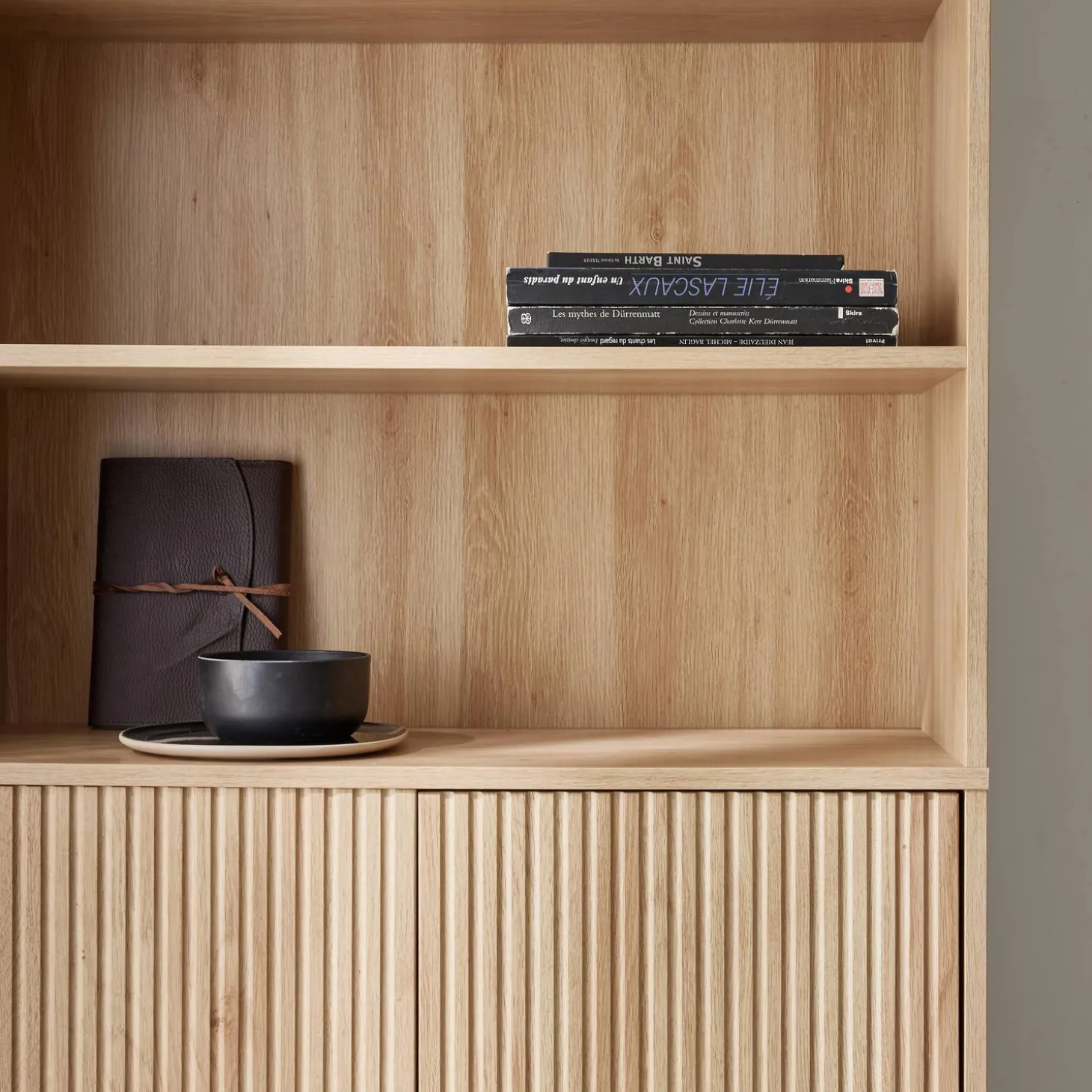 Librería de madera y metal negro con 2 puertas
