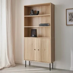 Librería de madera y metal negro con 2 puertas