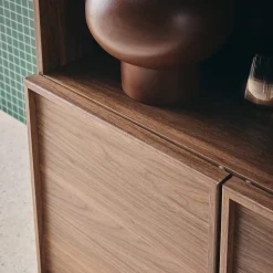Librería efecto madera con 2 puertas y 5 niveles