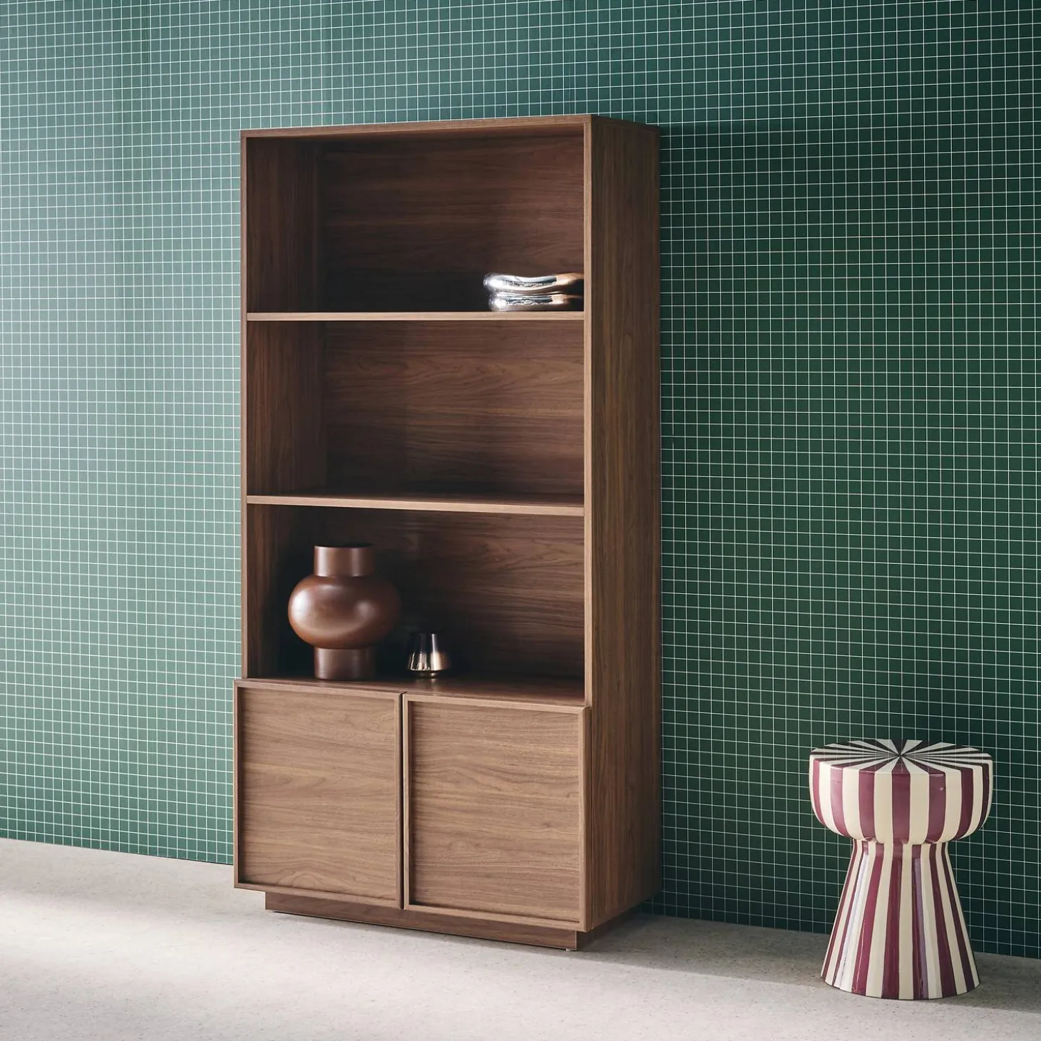 Librería efecto madera con 2 puertas y 5 niveles
