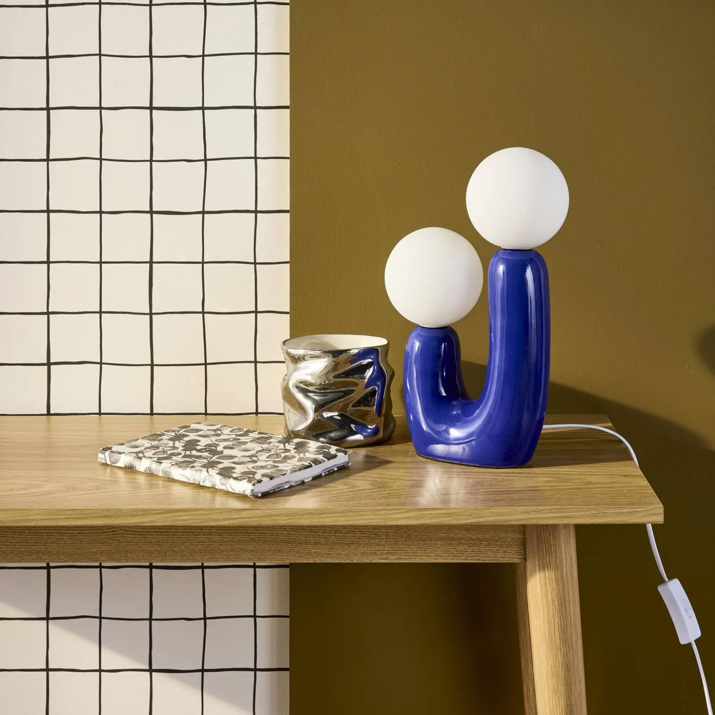 Lámpara de mesa orgánica de cerámica y vidrio