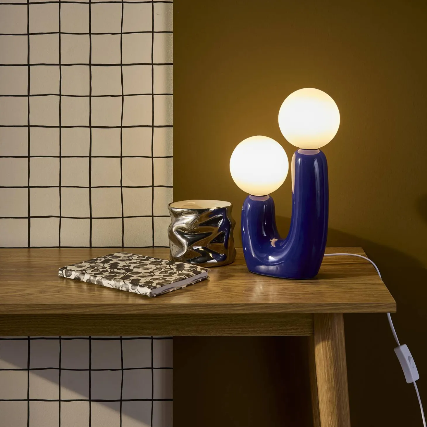 Lámpara de mesa orgánica de cerámica y vidrio