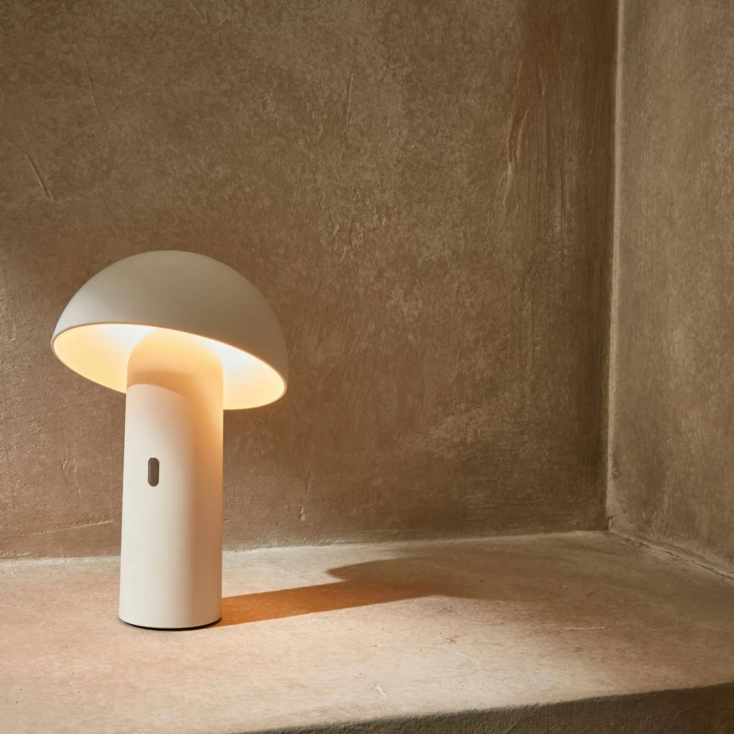 Lámpara de sobremesa con cabezal ajustable para interior