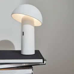 Lámpara de sobremesa con cabezal ajustable para interior