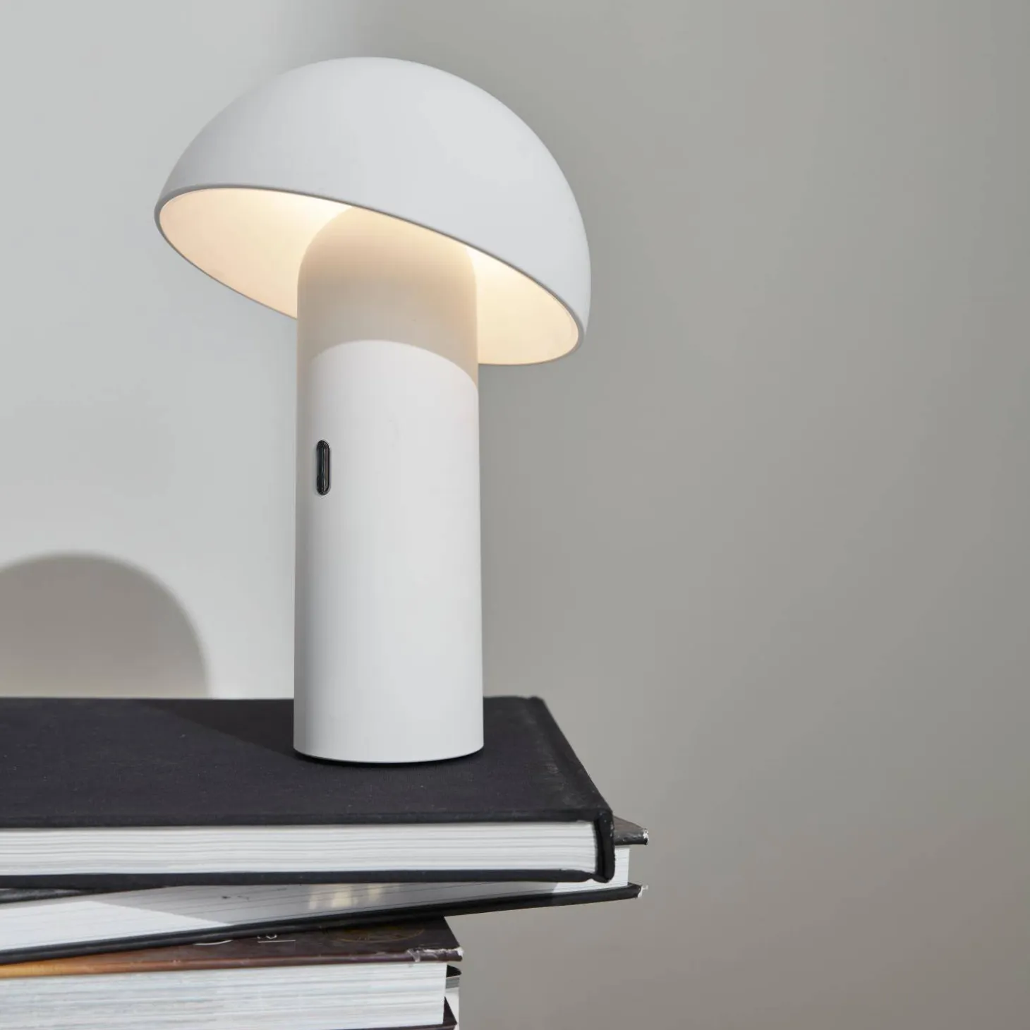 Lámpara de sobremesa con cabezal ajustable para interior