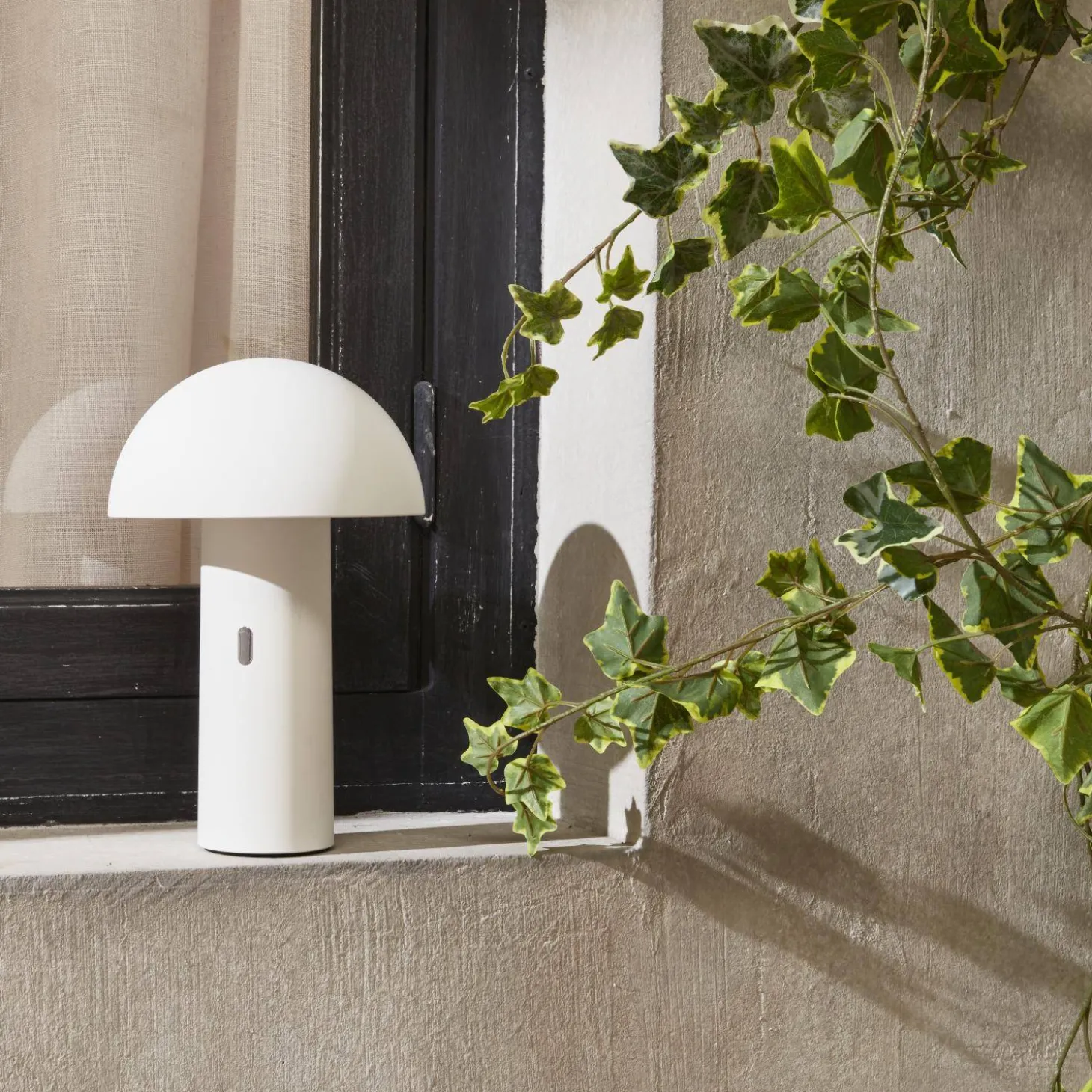 Lámpara de sobremesa con cabezal ajustable para interior