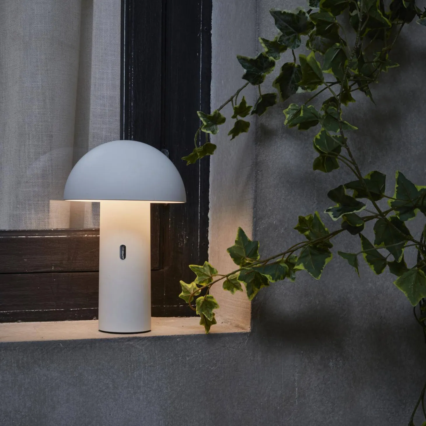 Lámpara de sobremesa con cabezal ajustable para interior