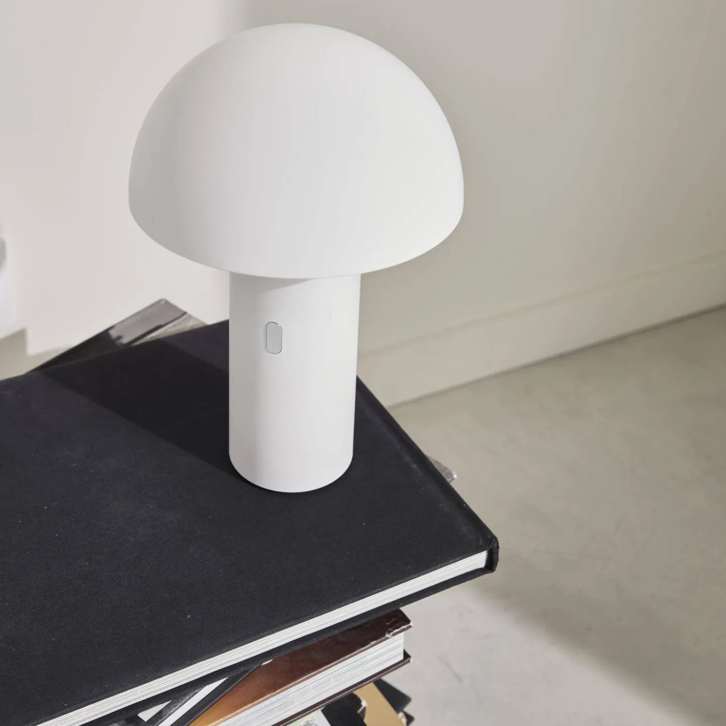 Lámpara de sobremesa con cabezal ajustable para interior
