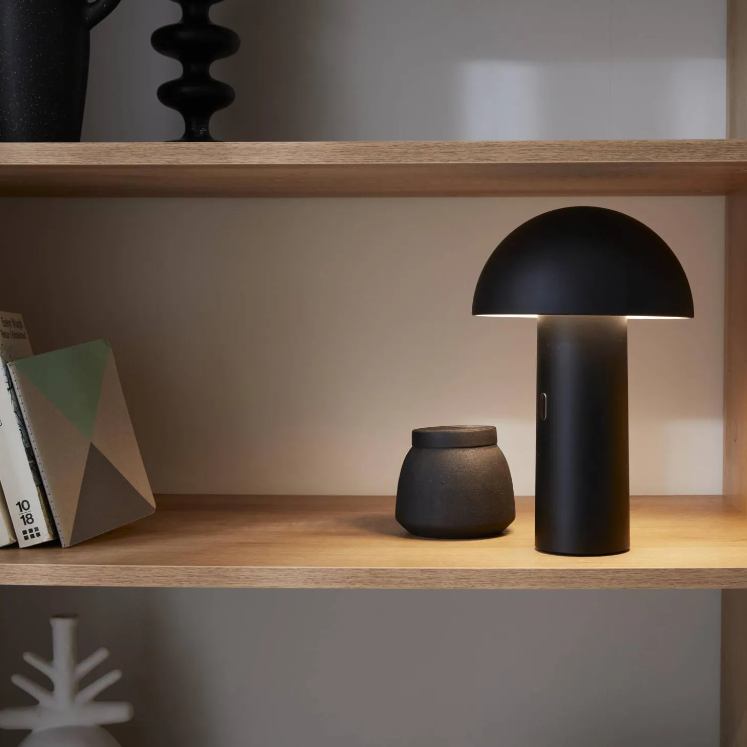 Lámpara de sobremesa con cabezal ajustable para interior