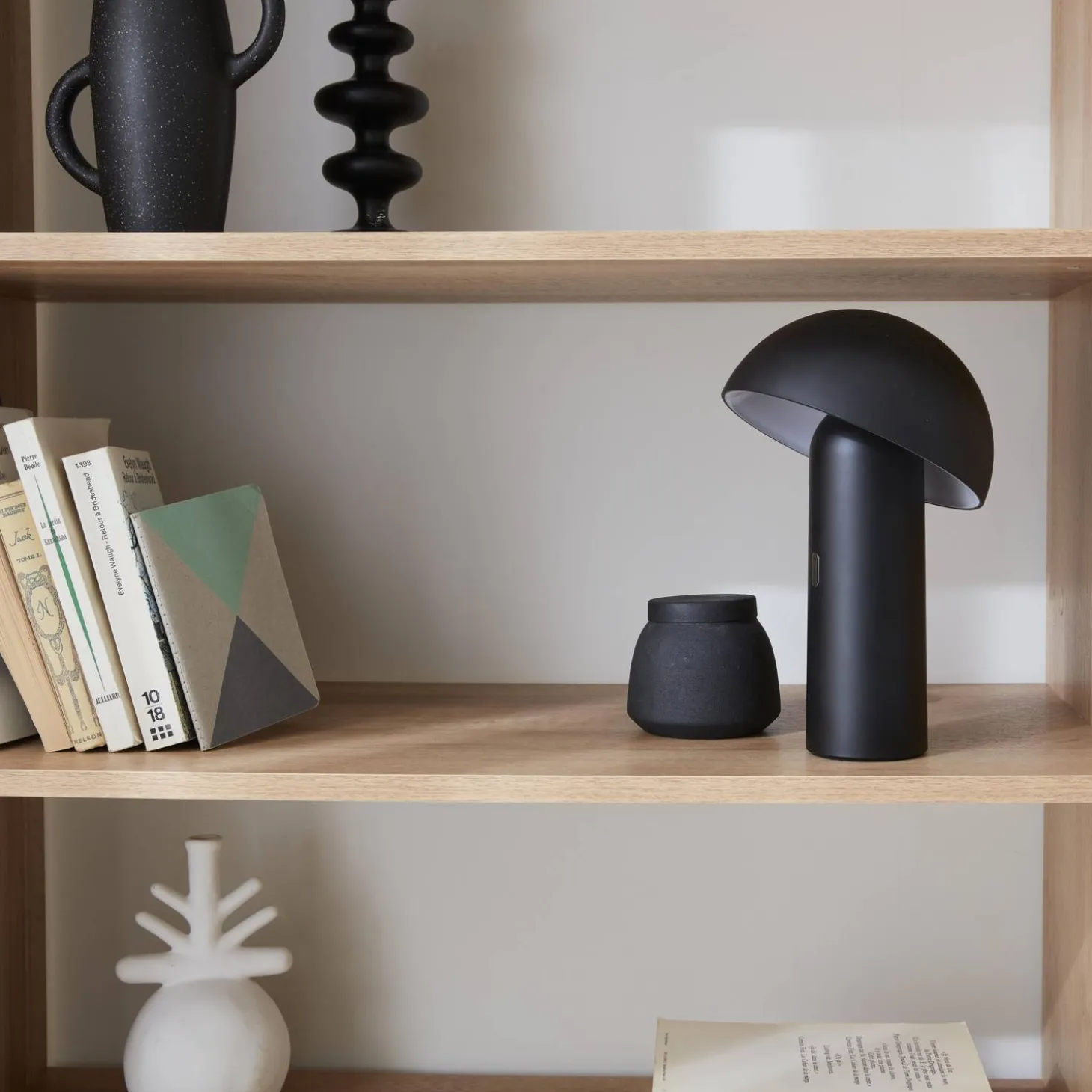 Lámpara de sobremesa con cabezal ajustable para interior