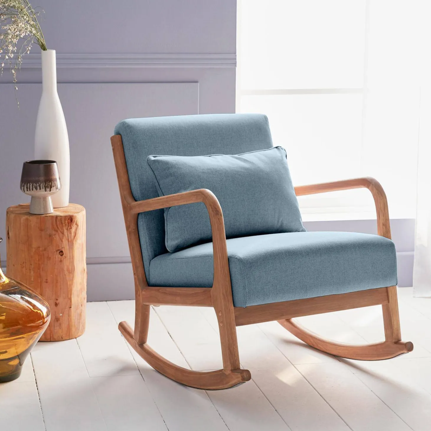 Mecedora estilo escandinavo de madera y tela