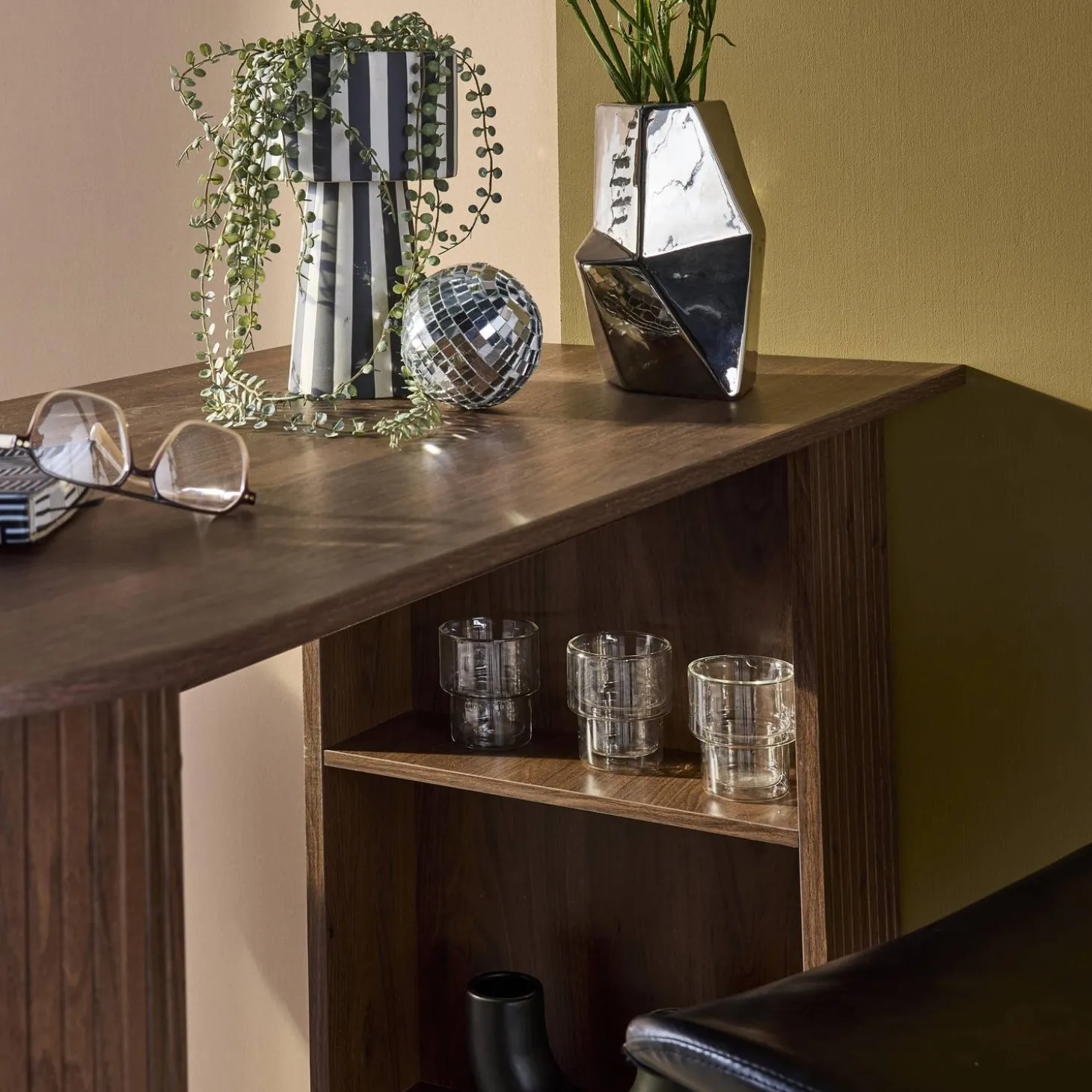 Mesa alta de cocina de madera con espacio de almacenamiento