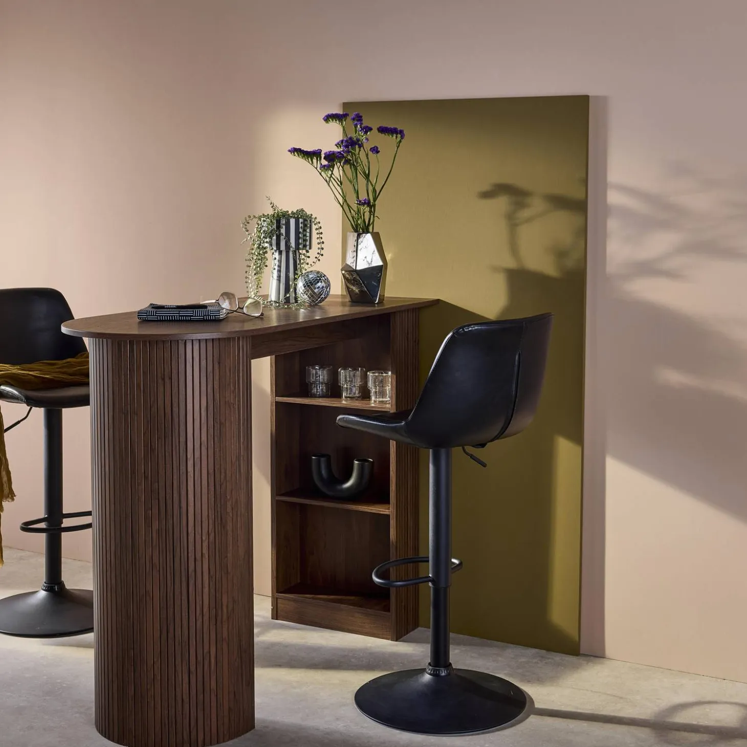 Mesa alta de cocina de madera con espacio de almacenamiento