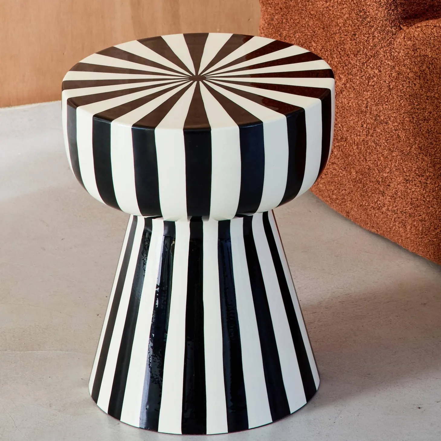 Mesa auxiliar de acero esmaltado con rayas