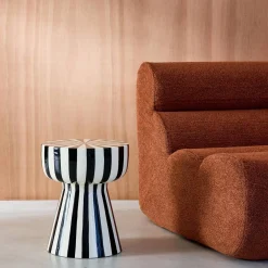 Mesa auxiliar de acero esmaltado con rayas